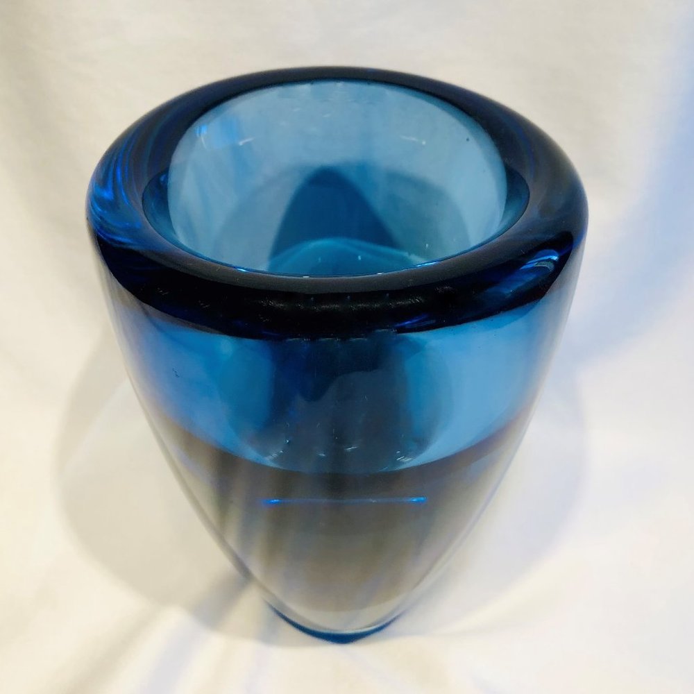✨ CAMDEN VASE IN LAYERED AQUA, GREEN AND COBALT BLUE GLASS - Picture 4 of 5